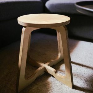 Skandinaavinen koivuvaneri Jakkara 30 selkeälinjaisella muotoilulla, valmistettu Loimaalla.